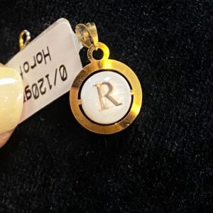پلاک طلا حرف R با صدف 145550
